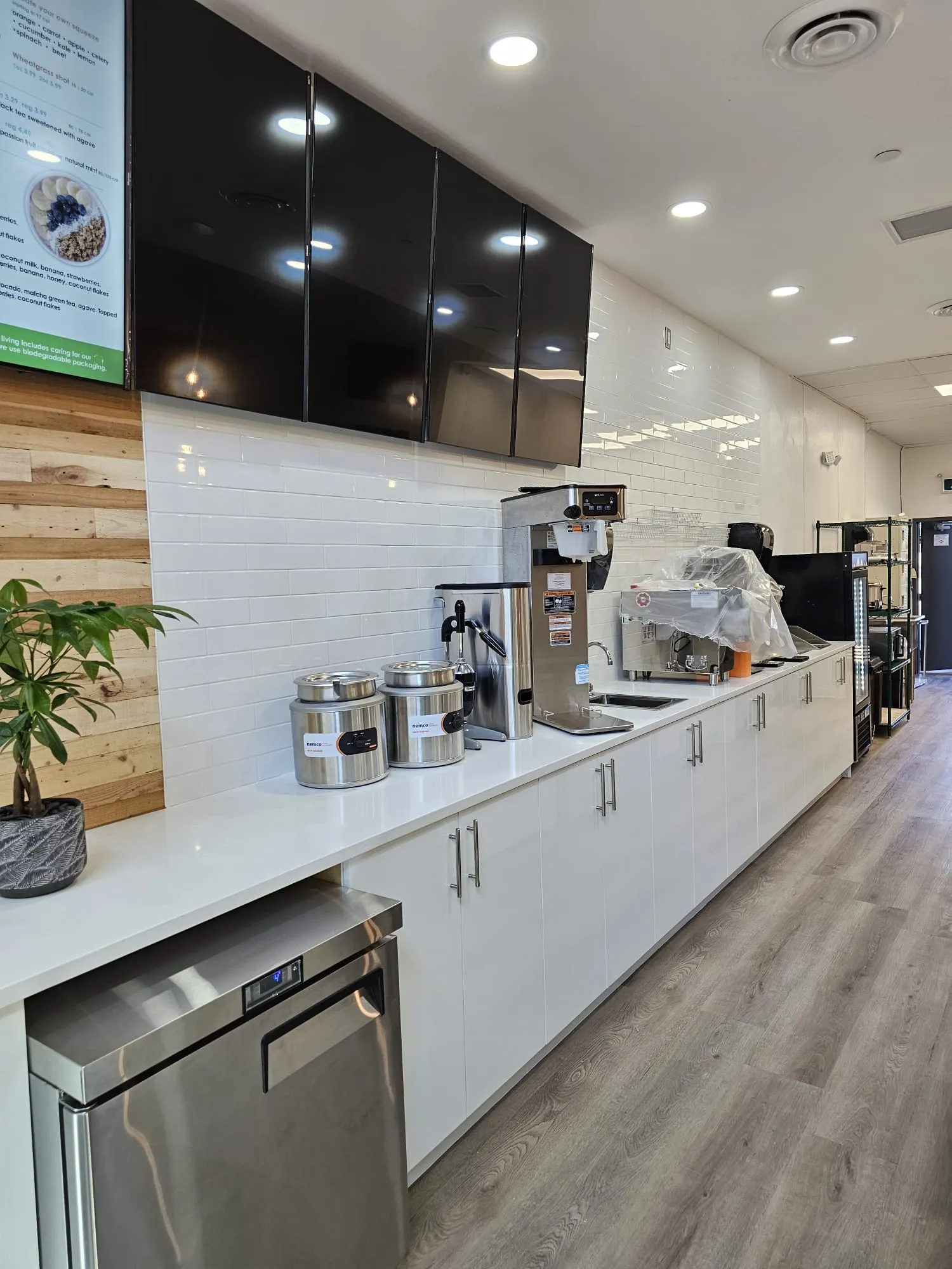 Interior view — FRESH BOWLS & SMOOTHIE CAFÉ